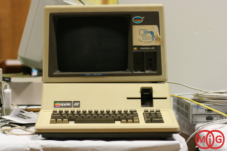در سال 1980 ، اپل سومین کامپیوتر خود را که با تهدید و فشار IBM و مایکروسافت همراه بود را منتشر کرد.