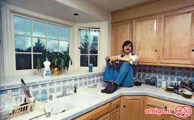 استیو جابز در منزل شخصی خود در سال 1979 در لس آلتوس (لُس‌آلتوس شهری در انتهای جنوبی شبه جزیره سانفرانسیسکو در جنوب منطقه خلیج سانفرانسیسکو می‌باشد)