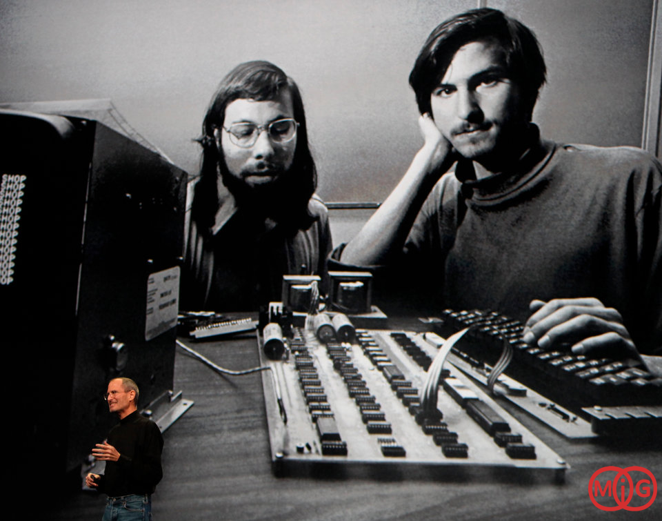 اپل در تاریخ 1 آوریل سال 1976 توسط استیو جابز و استیو وازنیک در Los Altos کالیفرنیا تأسیس شد.