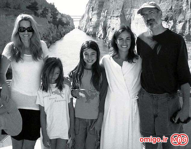 تصویری از استیو جابز در سال 2006 در کشور یونان که در کنار همسر دومش لورن پاول جایز ، دخترانش Eve و Erin و لیزا است.