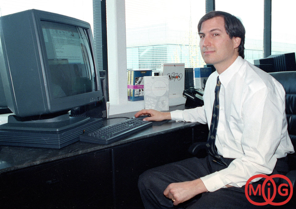 استیو جابز با کامپیوتر صفحه رنگی خود مشغول به کار است