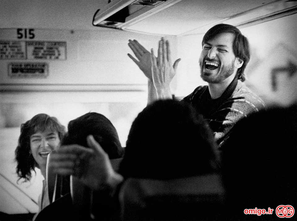 عکسی از خنده های استیو جابز در یک اتوبوس با کارکنان خود در سال 1987