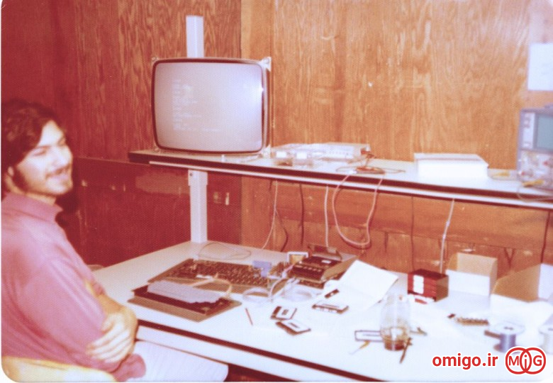 عکسی بسیار زیبا و قدیمی از استیو جابز در گاراژ پدرش در سال 1976 که بر روی اپل کار میکردند ، جالب است بدانید عکاس Steve Wozniak هم بنیانگذار اپل است.