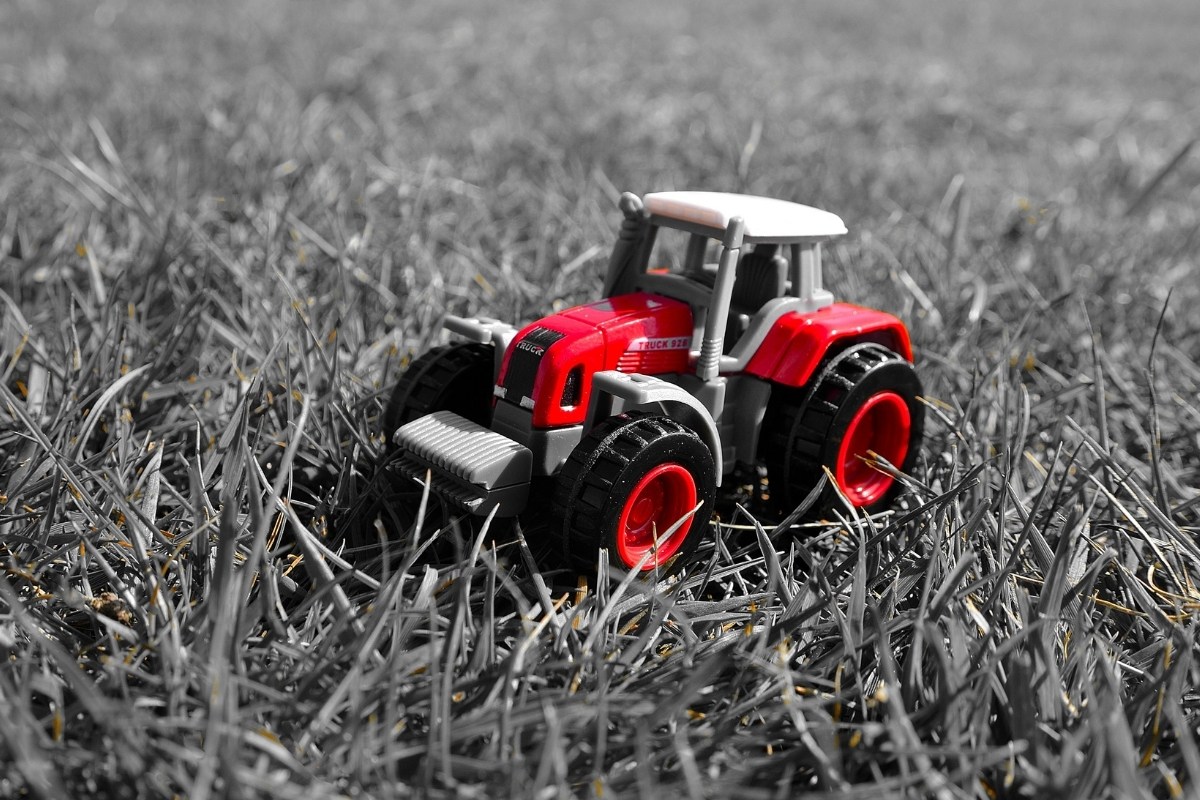 Включи красный трактор. Красный трактор. Трактор игрушка. Красный трактор игрушка. Трактор красный в России.